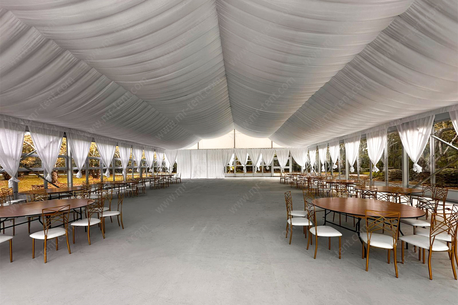 Carpa para Eventos Comerciales de 20×40 m con Paredes de Vidrio