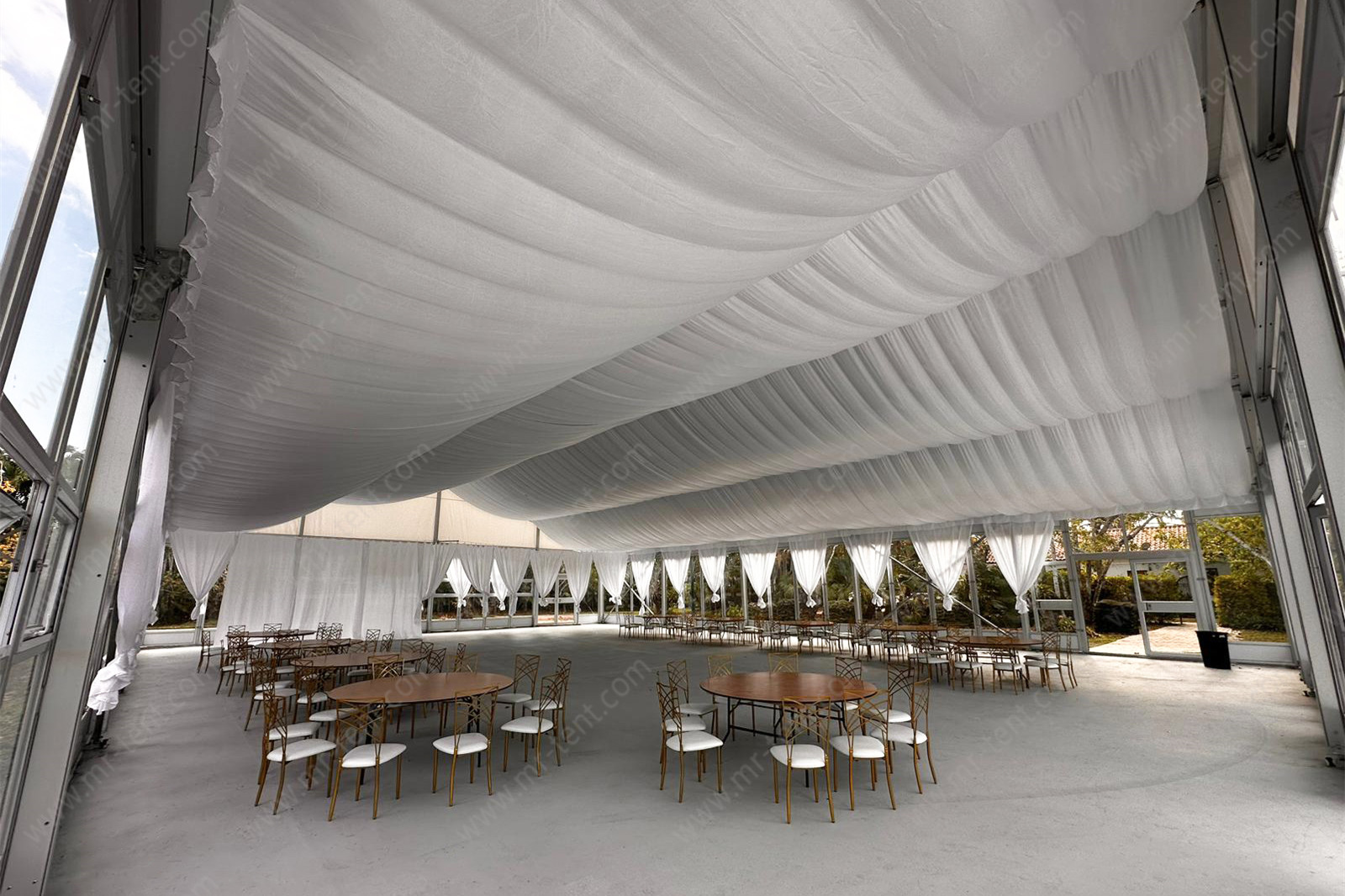 Carpa para Eventos Comerciales de 20×40 m con Paredes de Vidrio