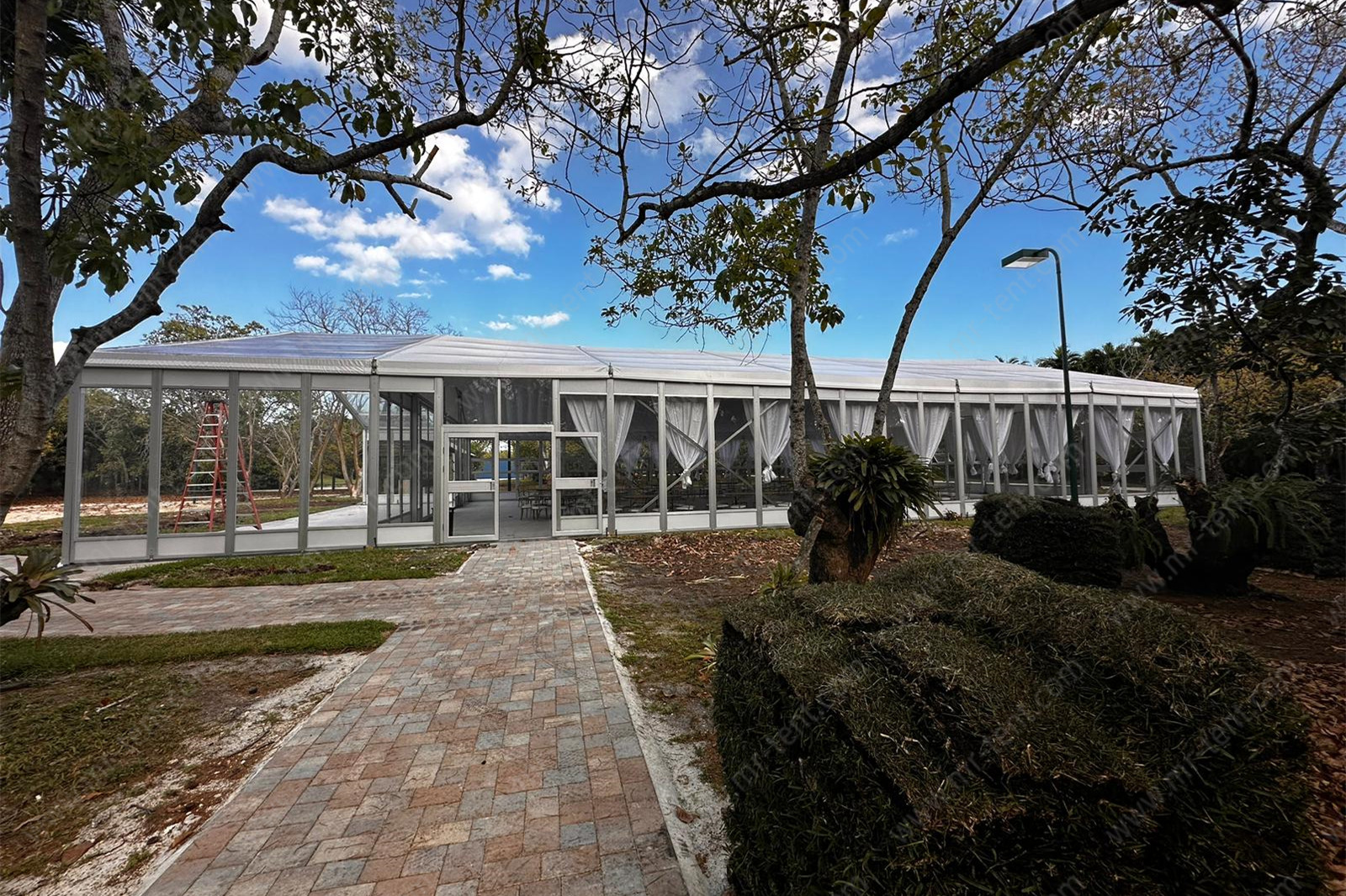 Carpa para Eventos Comerciales de 20×40 m con Paredes de Vidrio