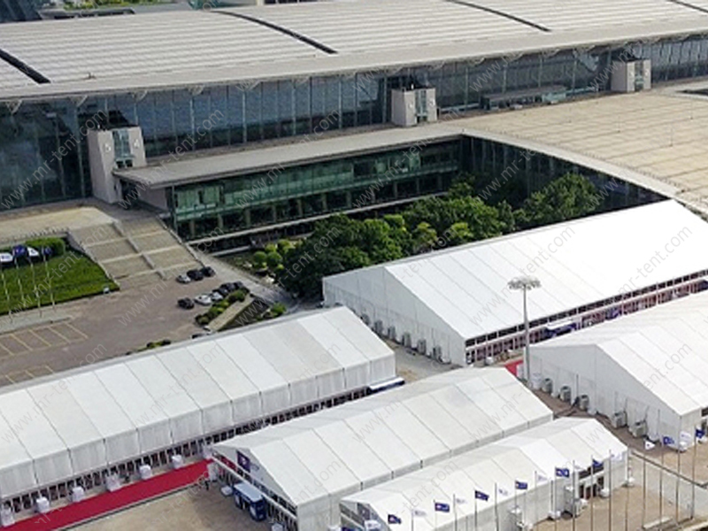 Las carpas comerciales juegan un papel importante en las actividades de exhibición al aire libre