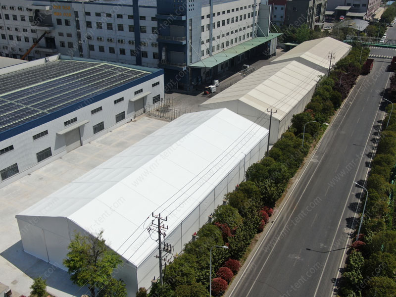 ¿Qué medidas específicas de prevención de incendios se deben implementar para garantizar la seguridad de las carpas?