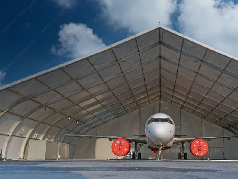 Carpas curvas blancas de gran tamaño para eventos al aire libre