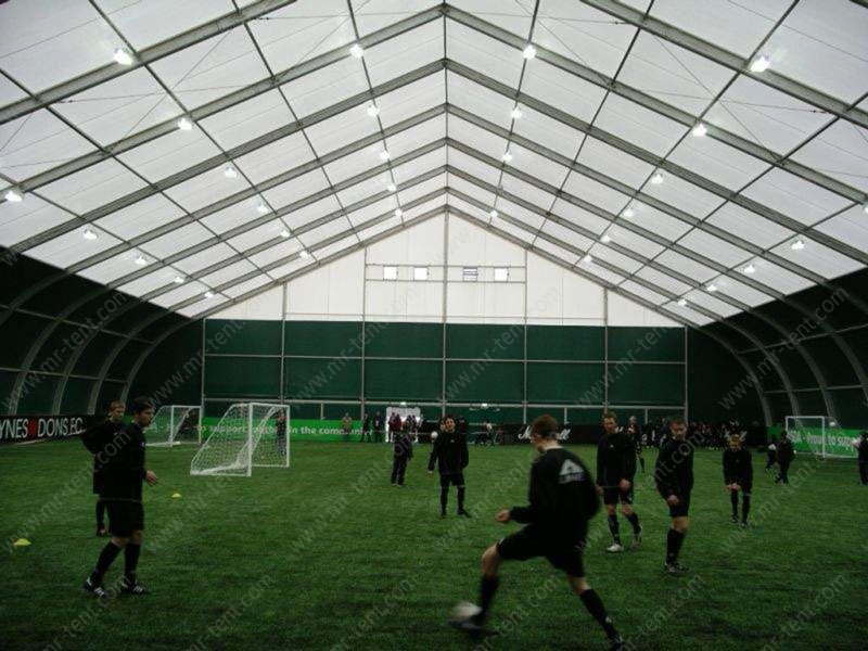 Carpas con forma curva para interiores, salones de fútbol y canchas deportivas