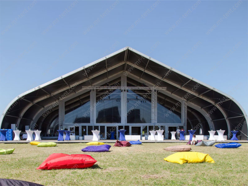 Gran carpa curva comercial para eventos
